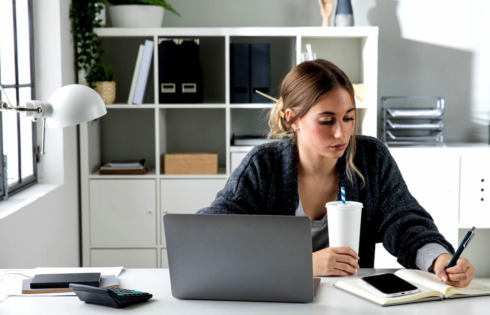 Smartphone montrant une application de gestion financière